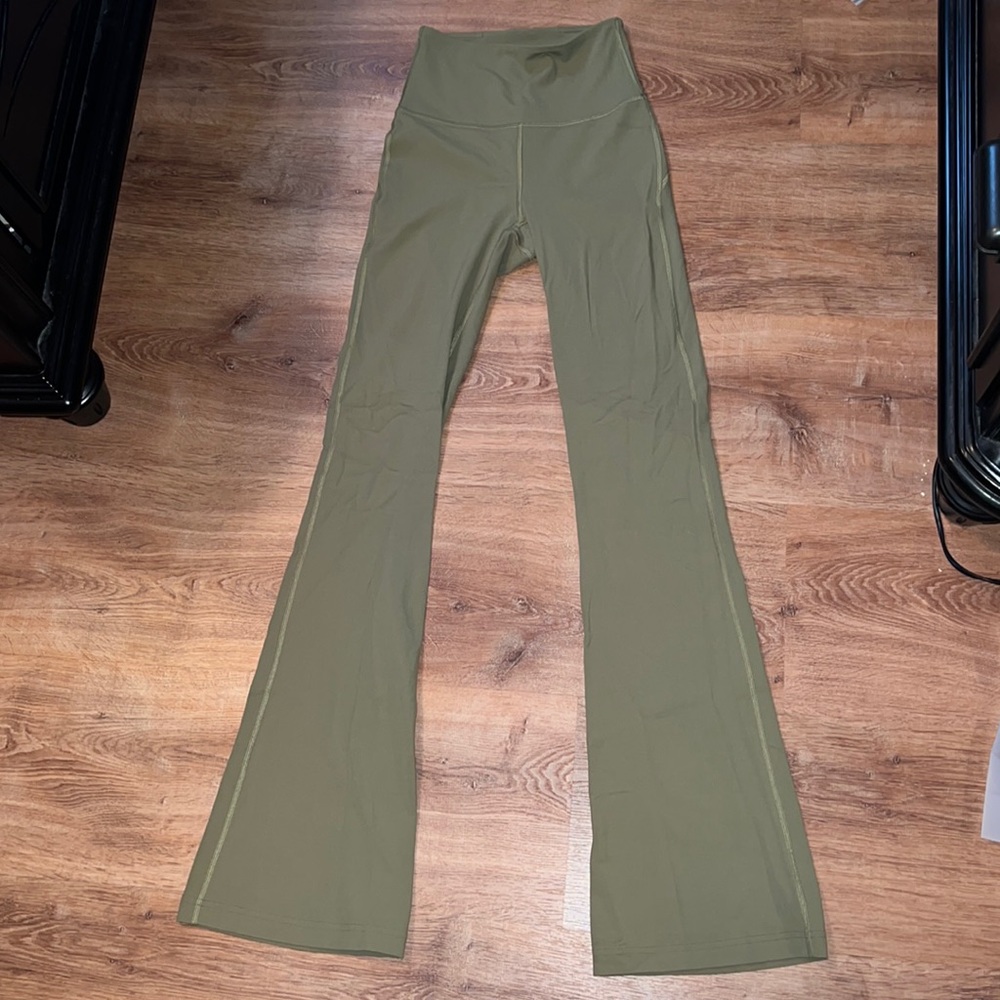 Groove Super-High-Rise Flared Pant Nulu
Color: Bronze Green
Size: 2
